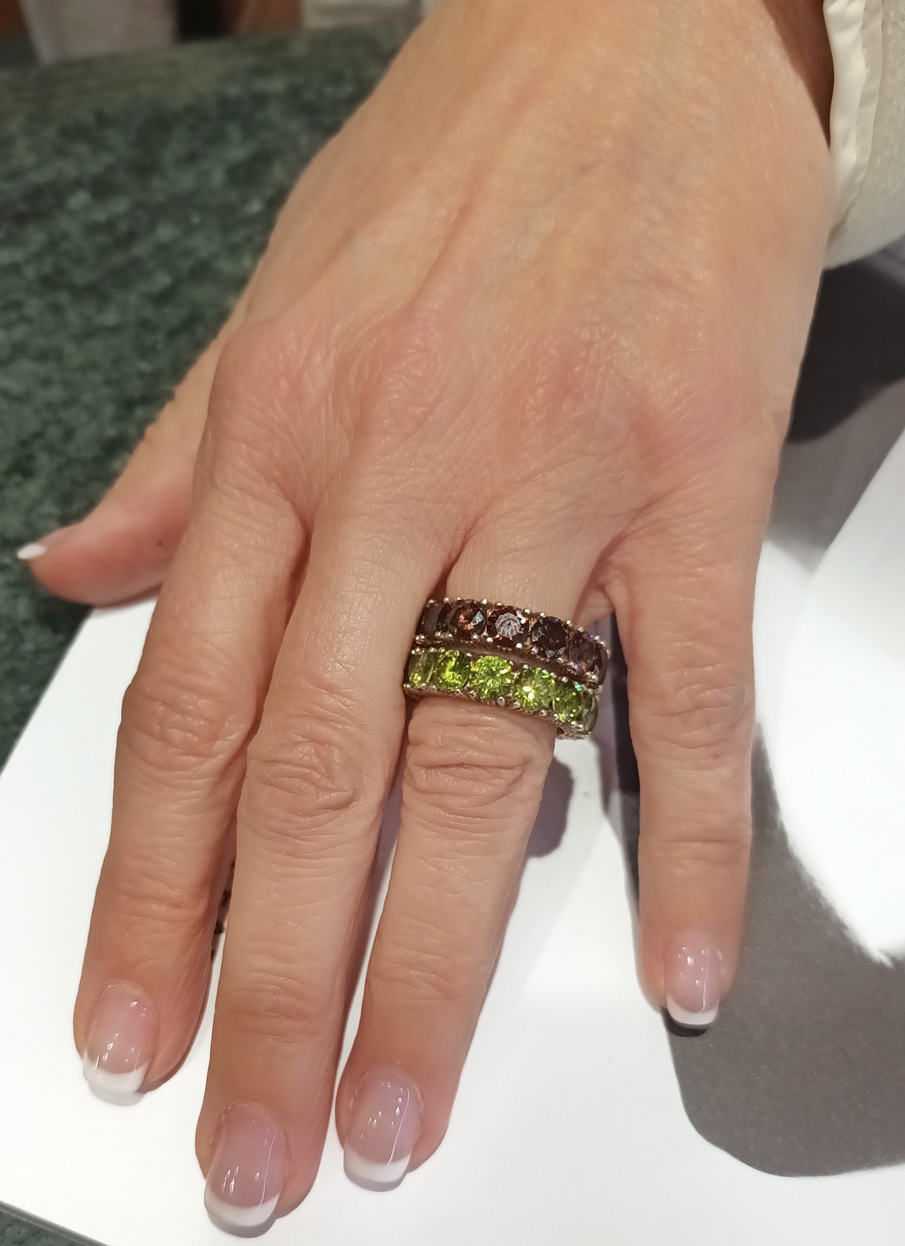 mano con anillos